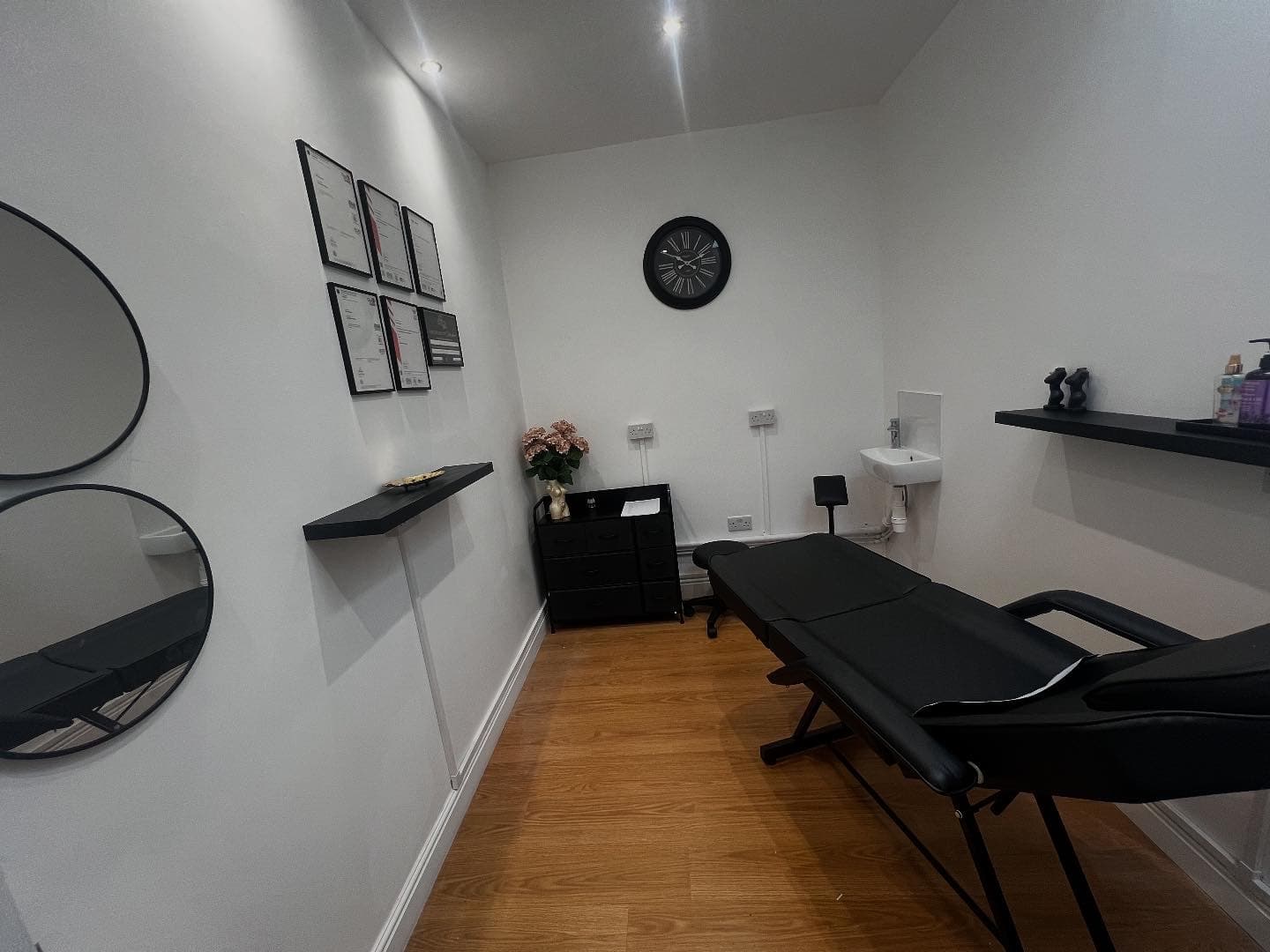 Beauty room to rent Monday - Thursday 