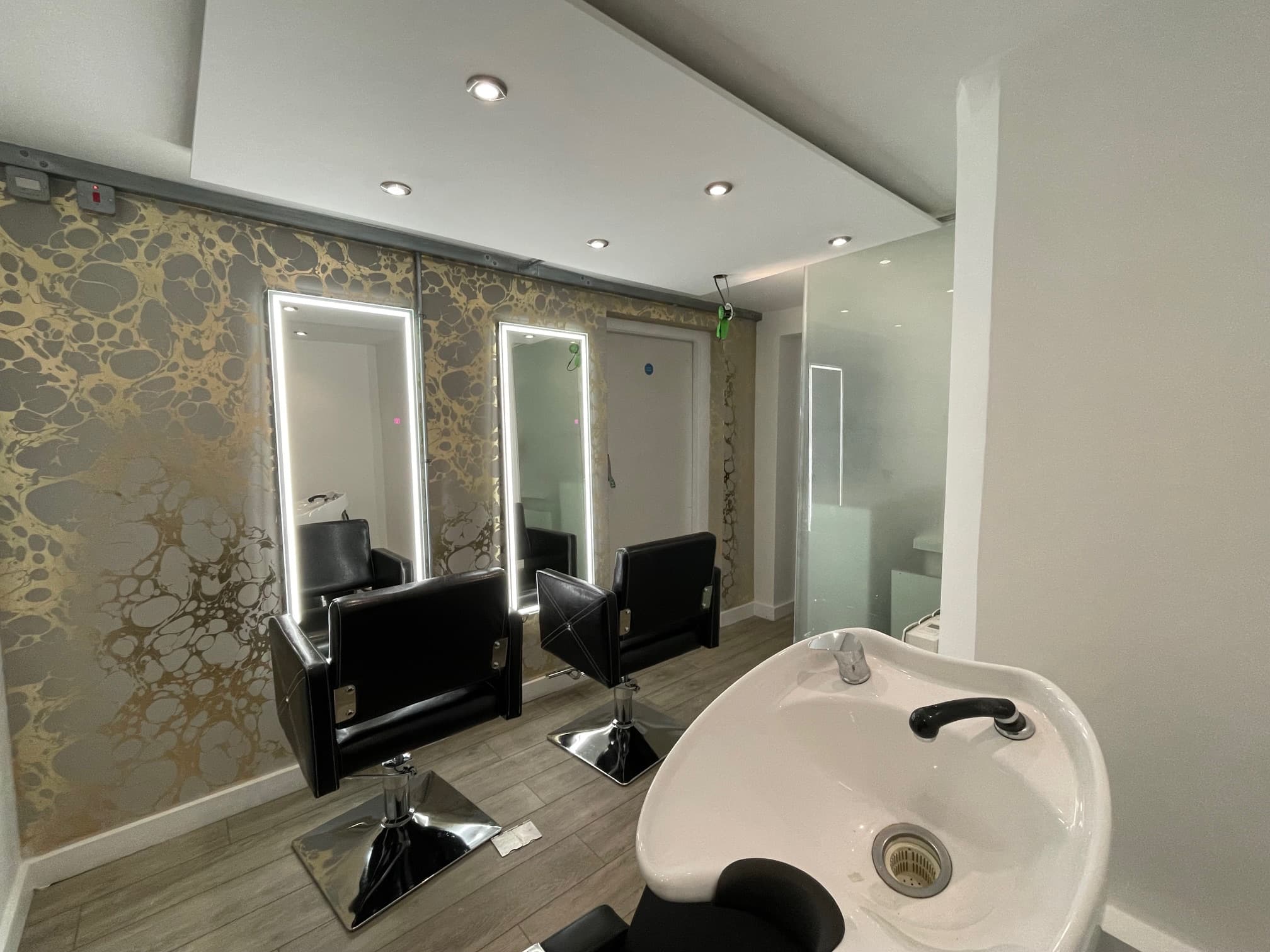 Salon Chairs and Beauty Room To Rent on Barnet High Street- Affluential Area!
