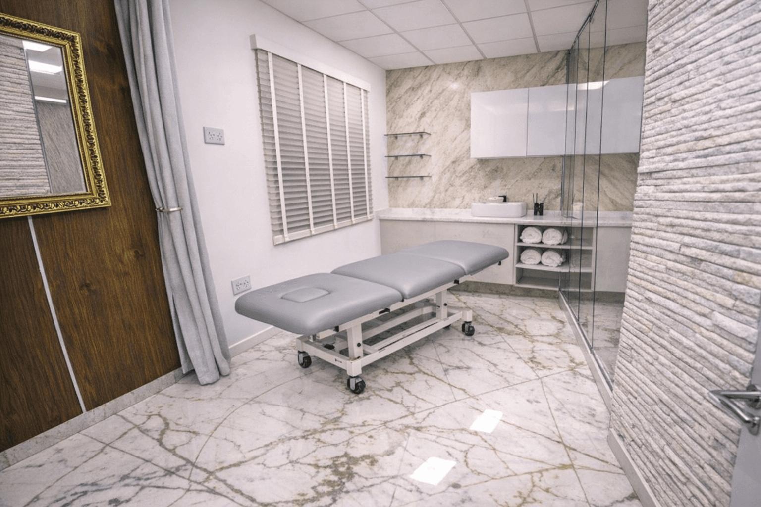 Beautifully furnished room in luxury clinic in the Sandbanks area, with free parking