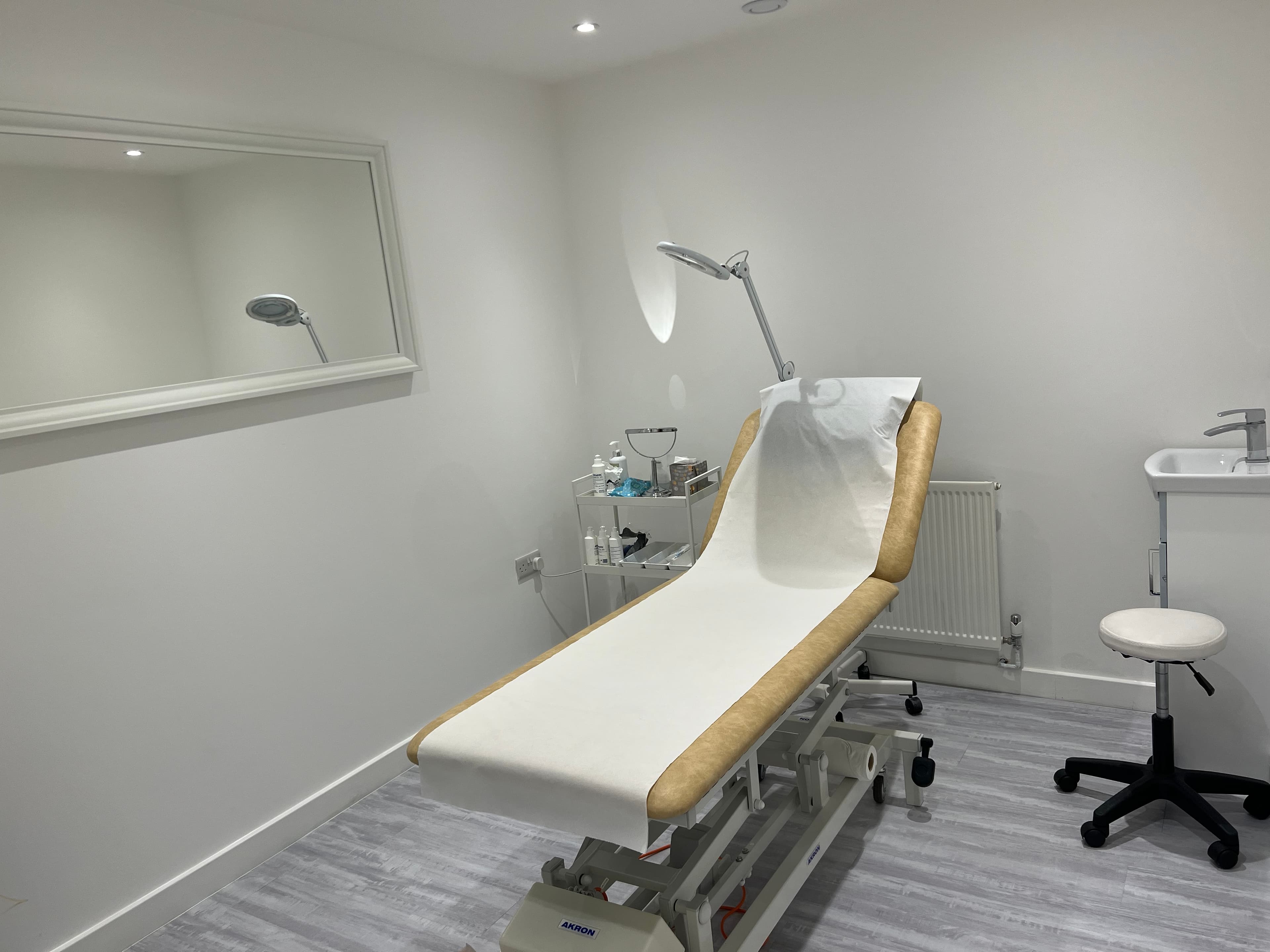 Modern beauty/consulting room in Central London, perfect for audiologists, therapists, and professionals. Prime location, 2-4 min walk from Edgware Road and Marylebone station