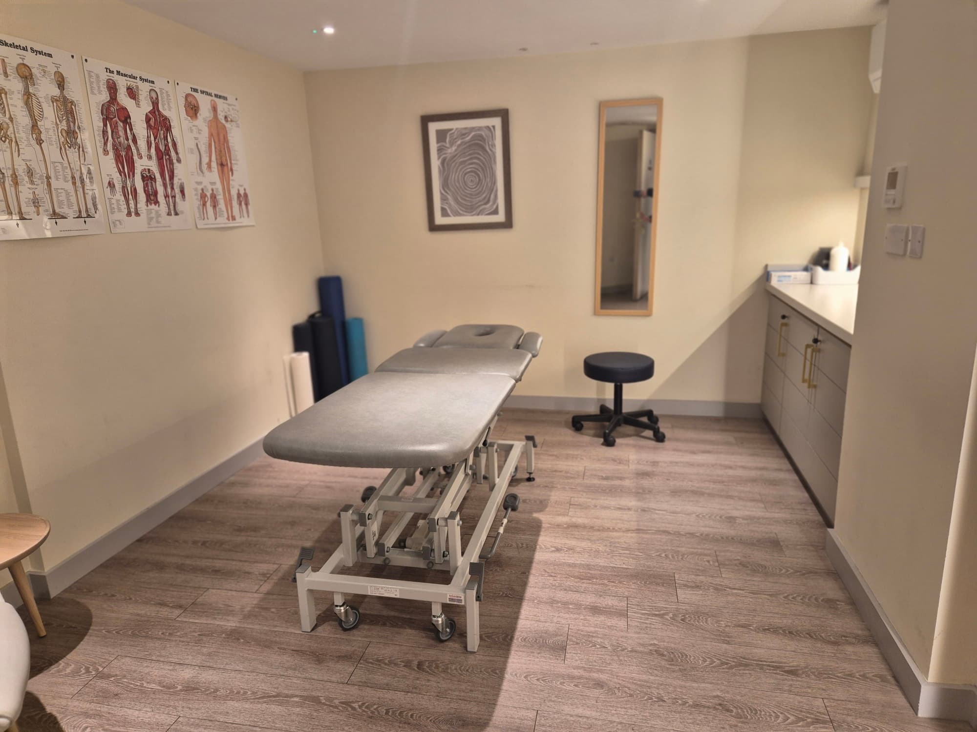 Premium treatment space within a hotel with built-in footfall from hotel guests and members.  Aesthetic practitioners, massage therapists, beauty therapists, sports therapists, holistic therapists.