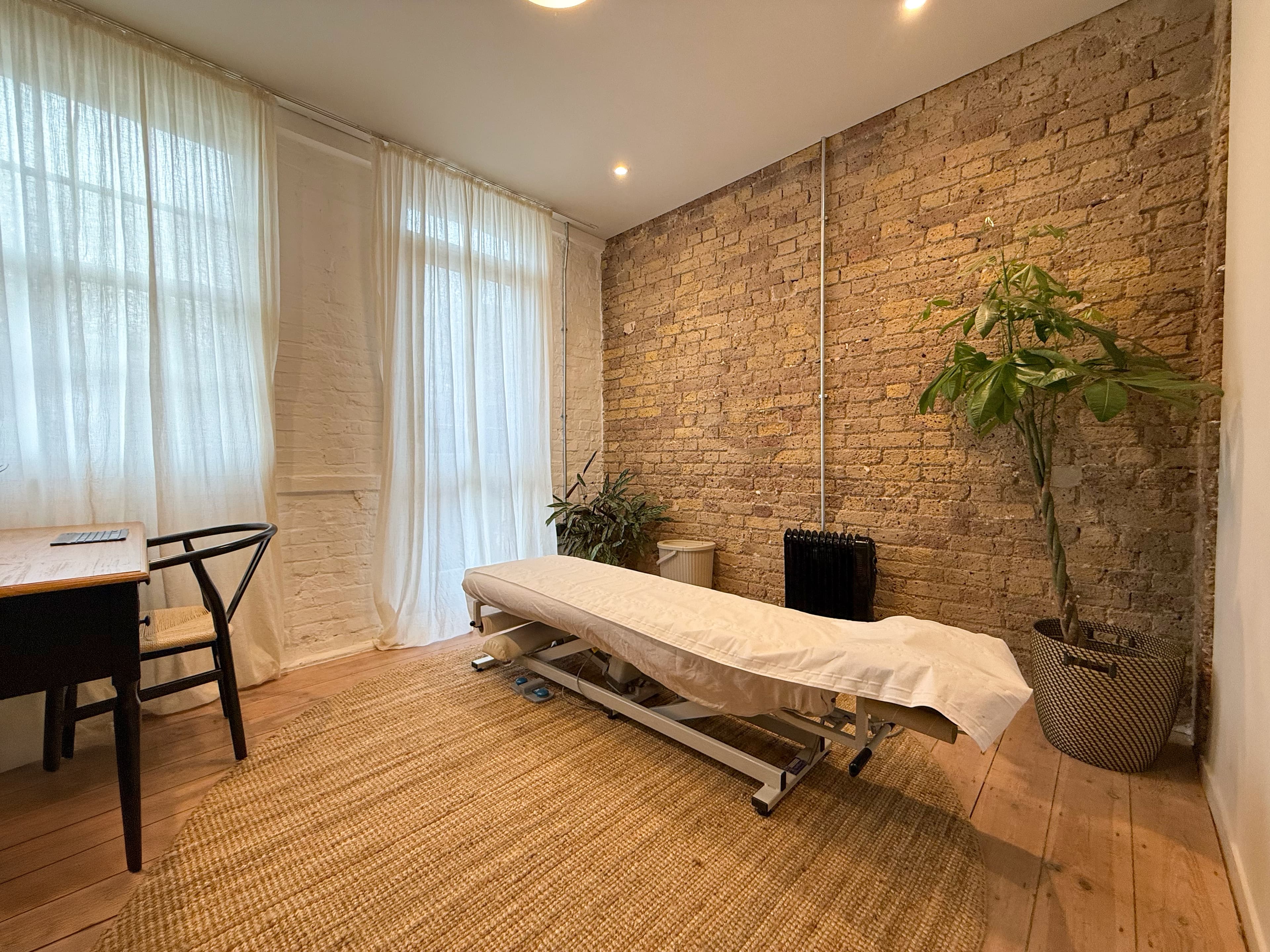 Beautiful new therapy room in amazing loft space on lovely mews road in Queens Park, London