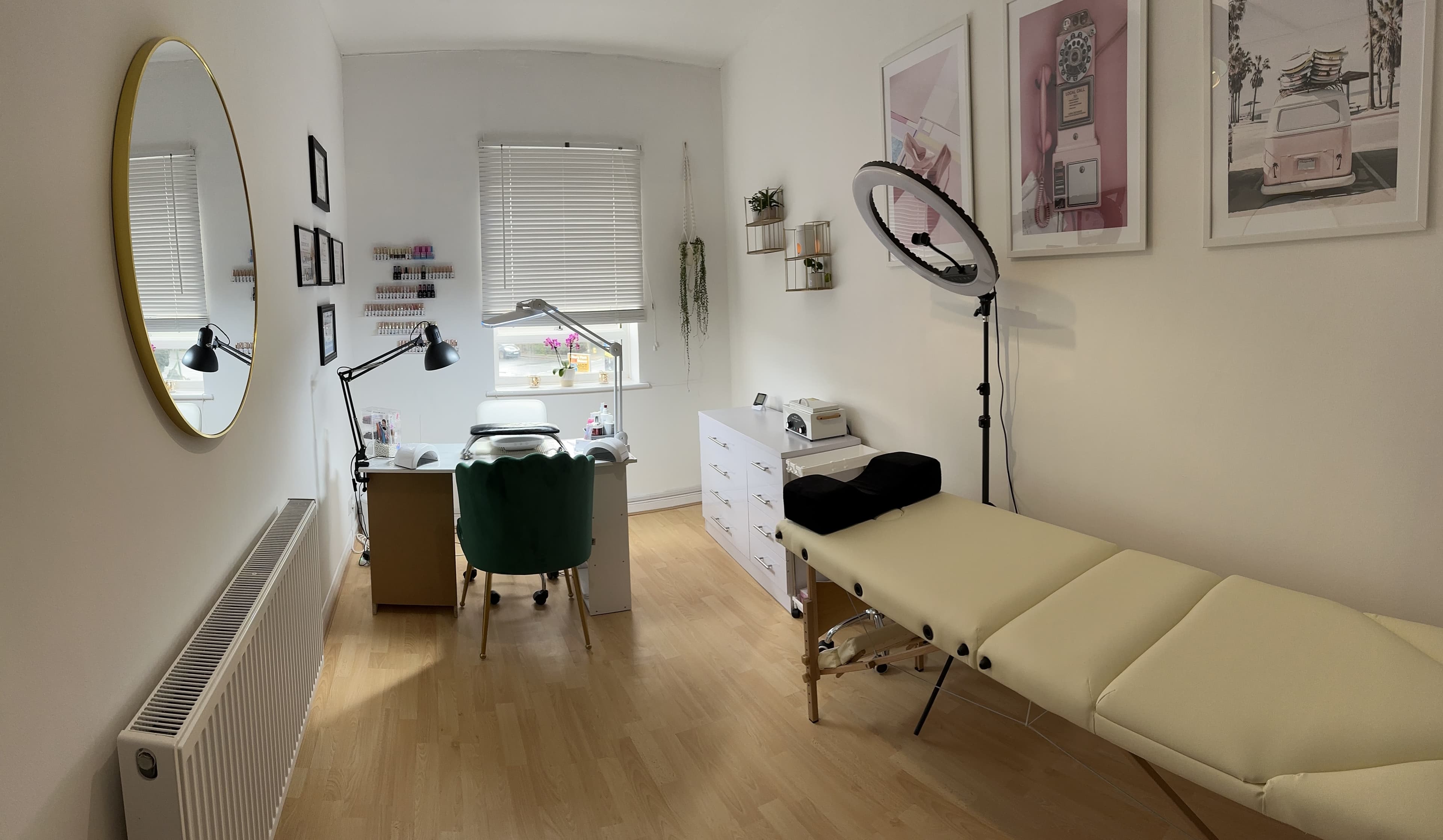 Beauty/therapy/lashes/massage room to rent in busy area