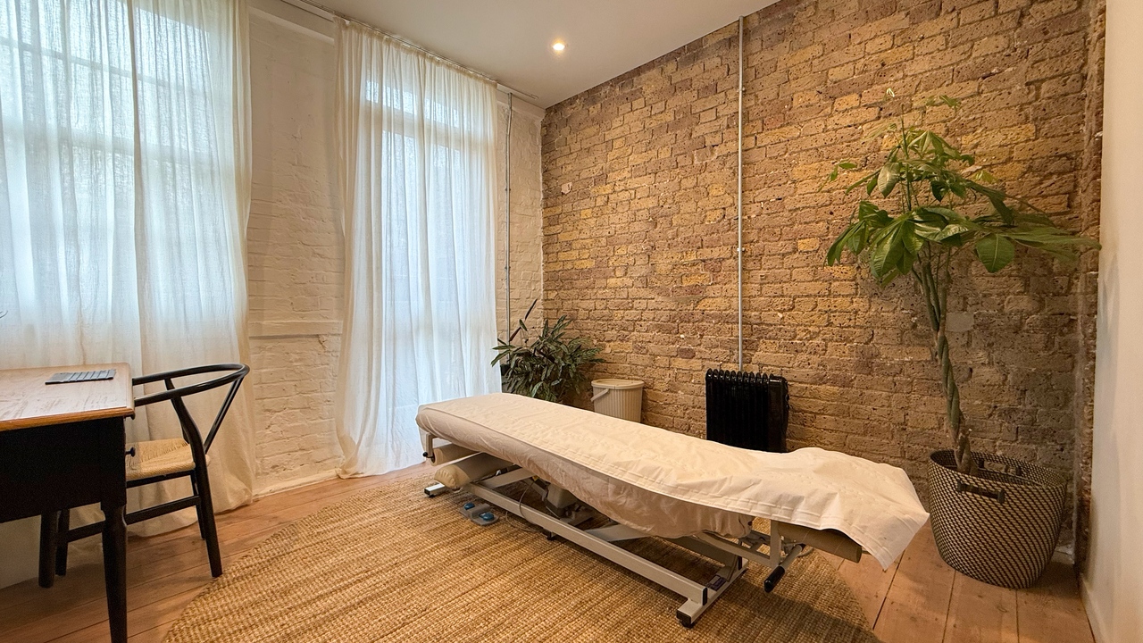 Beautiful new therapy room in amazing loft space on lovely mews road in Queens Park, London