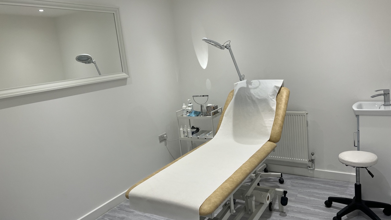 Modern beauty/consulting room in Central London, perfect for audiologists, therapists, and professionals. Prime location, 2-4 min walk from Edgware Road and Marylebone station